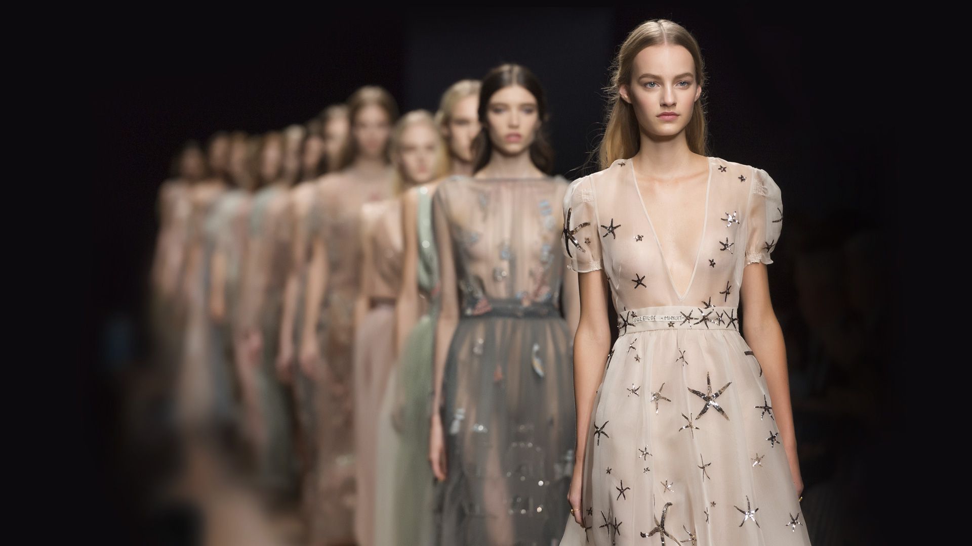 服裝設計師DNA:華倫天奴，黑與白_時尚_網